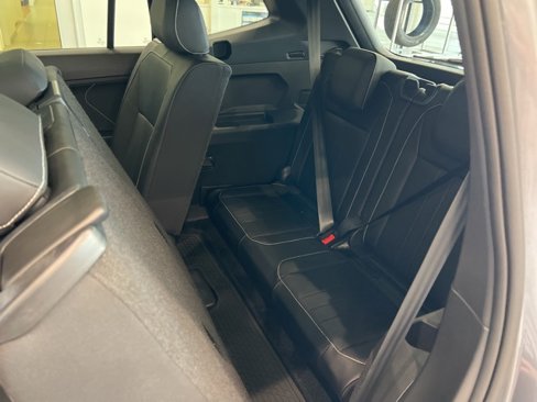 Used 2024 Volkswagen Tiguan SE R-Line image 18