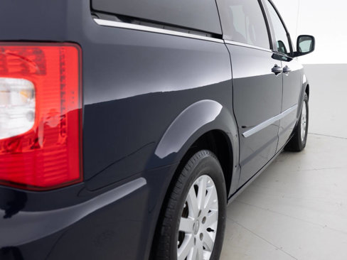 Used 2016 Chrysler Town & Country Touring image 14