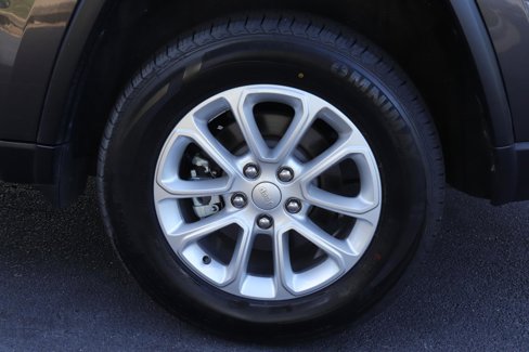 Used 2021 Jeep Grand Cherokee Laredo image 38