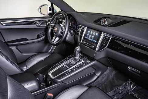 Certified 2018 Porsche Macan image 14