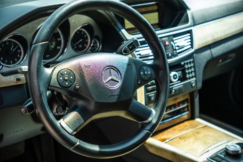 Used 2010 Mercedes-Benz E 350 4MATIC Sedan image 10