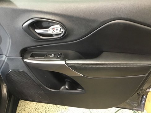 Used 2019 Jeep Cherokee Limited image 50