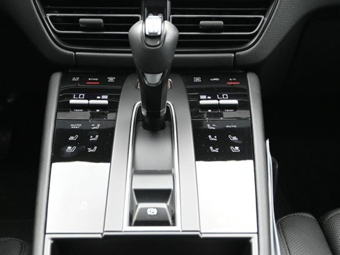 Used 2025 Porsche Macan image 24