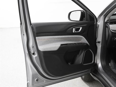Used 2022 Jeep Compass Sport image 4