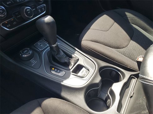 Used 2019 Jeep Cherokee Latitude w/ Cold Weather Group image 28