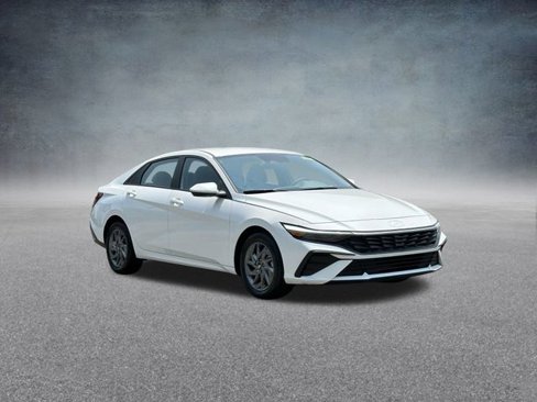 Used 2024 Hyundai Elantra SEL image 3