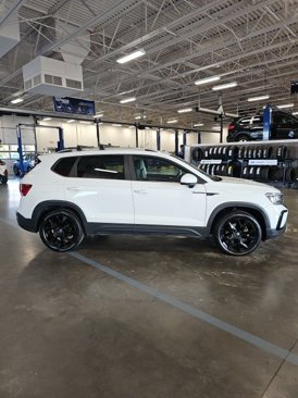 Used 2023 Volkswagen Taos SE w/ Panoramic Sunroof Package image 5