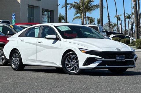 Used 2024 Hyundai Elantra SEL image 2