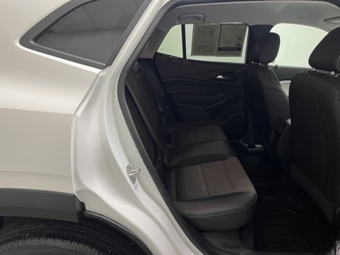 Used 2025 Chevrolet Trax LT w/ LT Convenience Package image 5