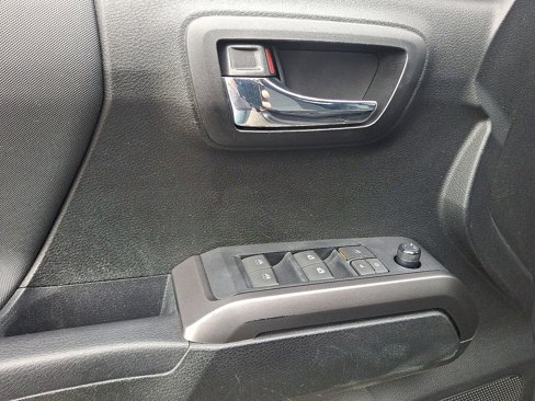 Used 2021 Toyota Tacoma TRD Off-Road image 12