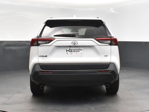Used 2020 Toyota RAV4 LE image 6