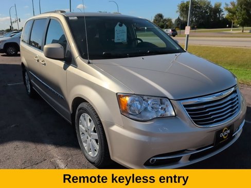 Used 2015 Chrysler Town & Country Touring image 9