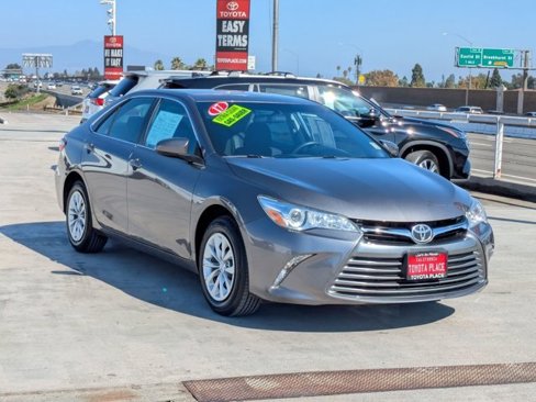 Used 2017 Toyota Camry LE image 3