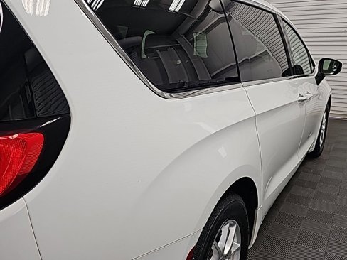 Used 2017 Chrysler Pacifica LX image 10