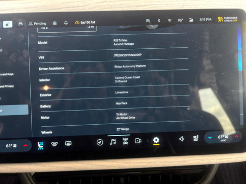 Used 2025 Rivian R1S Premium image 23