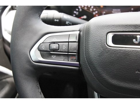 Used 2025 Jeep Compass Latitude image 18