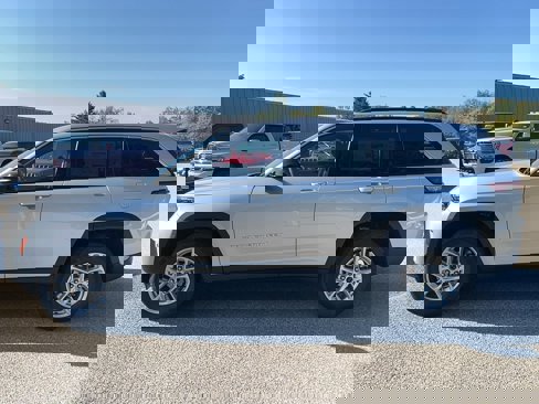 New 2025 Jeep Grand Cherokee Laredo X w/ Luxury Tech Group I image 7