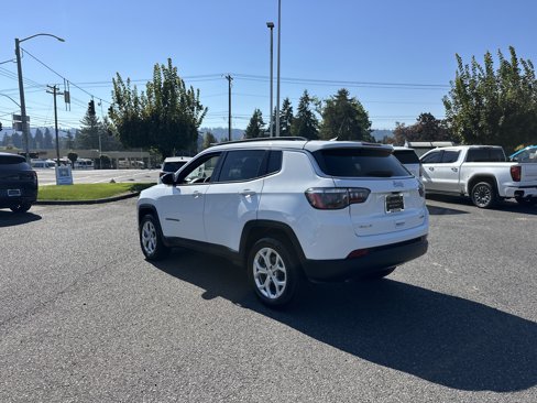 Used 2024 Jeep Compass Latitude image 3