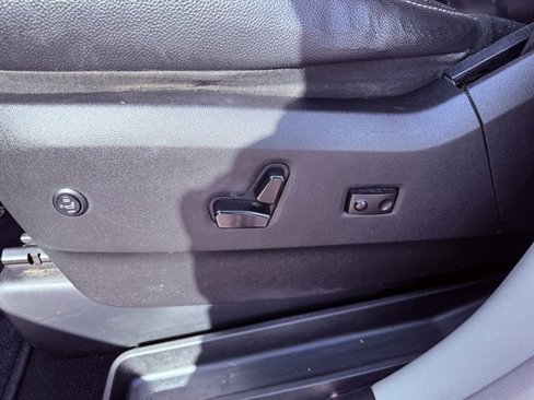 Used 2015 Chrysler Town & Country Touring image 19