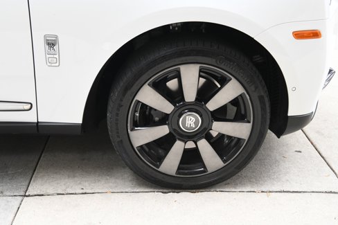Certified 2023 Rolls-Royce Cullinan w/ Cullinan Package image 24