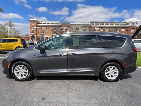 Used 2020 Chrysler Pacifica Touring-L image 4