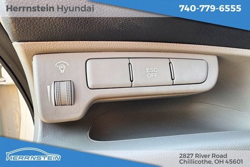 Used 2008 Kia Rondo LX image 17