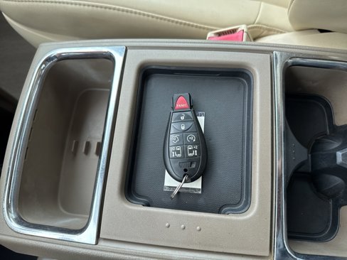 Used 2010 Chrysler Town & Country Limited w/ Entertainment Group #3 image 25