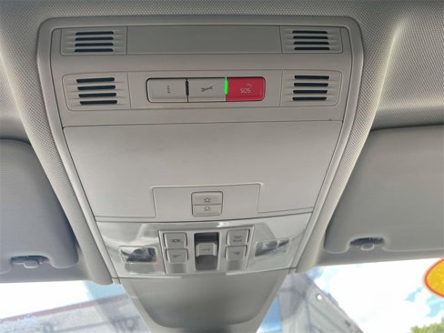 Used 2022 Volkswagen Tiguan SE w/ Panoramic Sunroof Package image 32