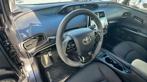 Used 2020 Toyota Prius LE image 31