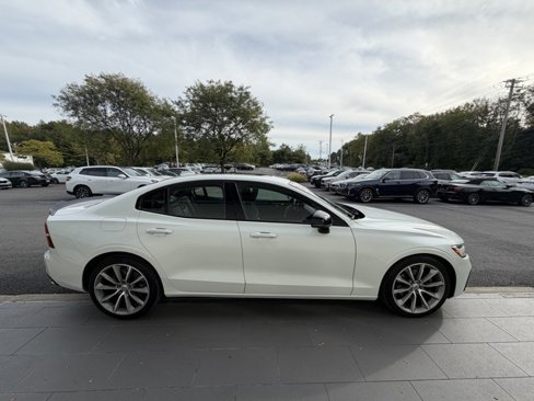 Used 2021 Volvo S60 T5 Momentum w/ Premium Package image 6