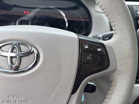 Used 2014 Toyota Sienna XLE image 24