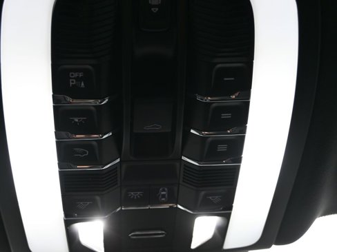 Used 2025 Porsche Macan image 25