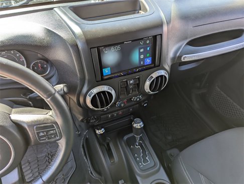 Used 2015 Jeep Wrangler Unlimited Rubicon w/ Connectivity Group image 16