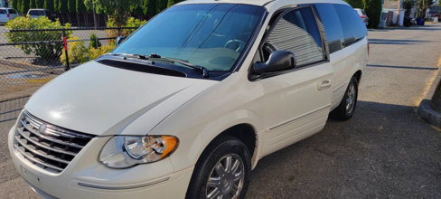 Used 2006 Chrysler Town & Country Limited image 1