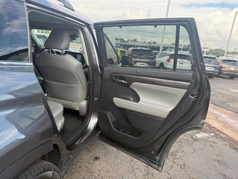Used 2021 Toyota Highlander Platinum image 22