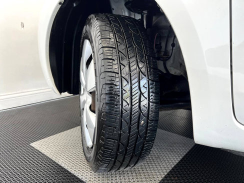 Used 2011 Toyota Yaris 4-Door Hatchback image 28