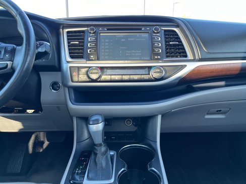 Used 2015 Toyota Highlander Limited image 25