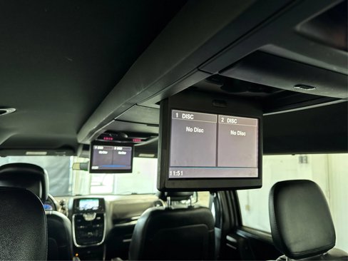 Used 2014 Chrysler Town & Country S image 24