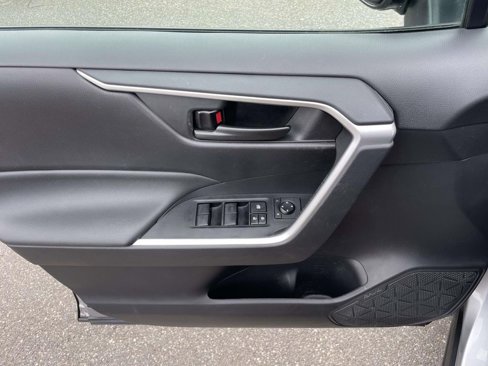 Used 2021 Toyota RAV4 LE image 15