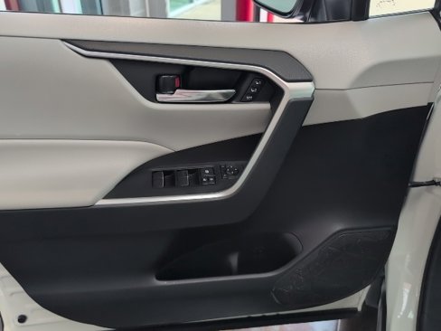 Used 2020 Toyota RAV4 XLE Premium image 22