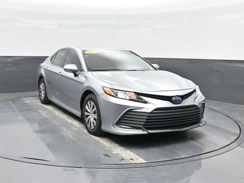 Used 2021 Toyota Camry LE image 2