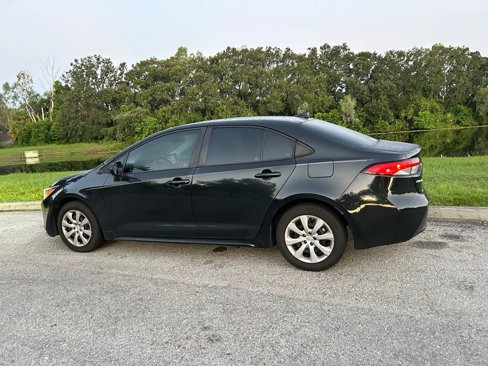 Used 2021 Toyota Corolla LE image 3