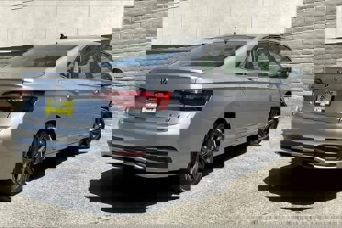 Certified 2024 Volkswagen Jetta SE w/ Panoramic Sunroof Package image 13