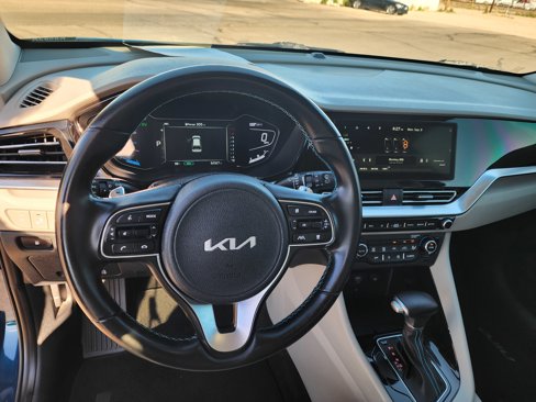 Used 2022 Kia Niro Touring Special Edition image 2