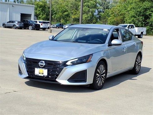 Used 2023 Nissan Altima 2.5 SV image 2