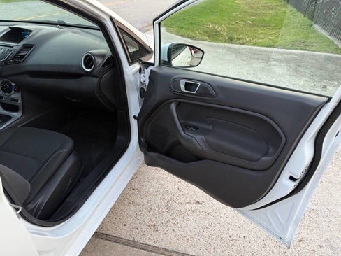 Used 2016 Ford Fiesta SE image 27