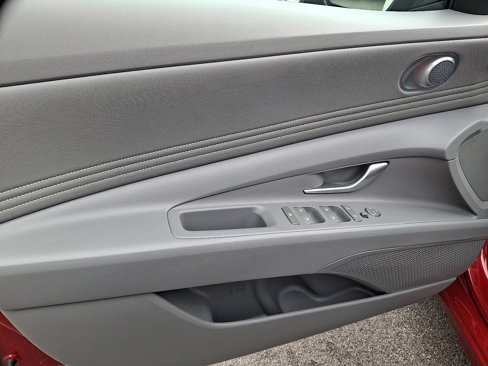 Used 2025 Hyundai Elantra SEL image 12