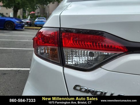 Used 2021 Toyota Corolla LE image 9
