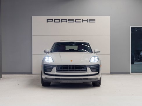 Certified 2022 Porsche Macan image 10