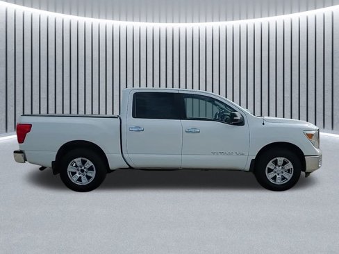 Used 2018 Nissan Titan SV image 4